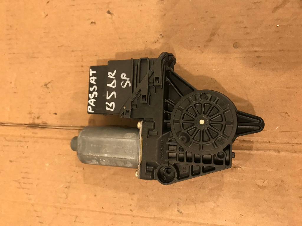 Motoras electric usa dreapta spate passat b5 b5.5 golf 4 superb 2001 - 2004 cod: 0130821696