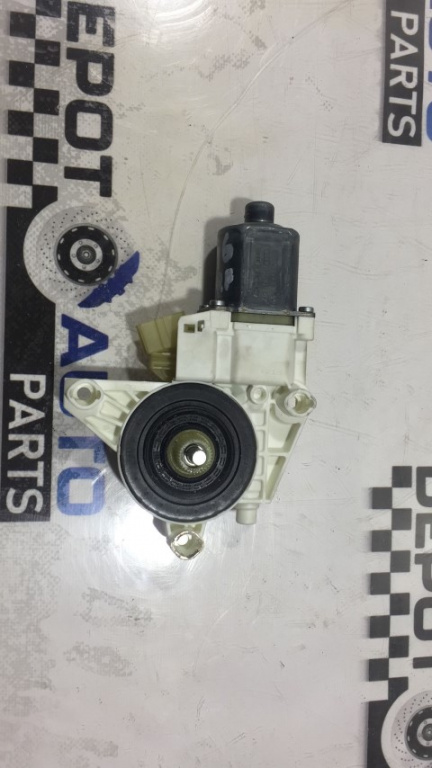 MOTORAS GEAM DREAPTA FATA MERCEDES C CLASS 2004 2005 2006 2007 2008 COD A 204 820 02 42 / A2048200242 (id: 646)