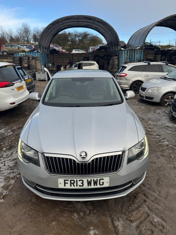 MOTORAS GEAM DREAPTA SPATE SKODA SUPERB 2013 ARGIN