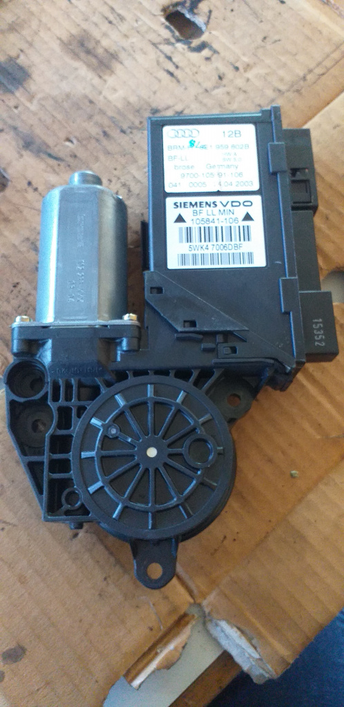 Motoras geam electric dreapta fata Audi A4 cod produs:8E1 959 802 B / 8E1959802B 5WK47006DBF / 5WK4 700D