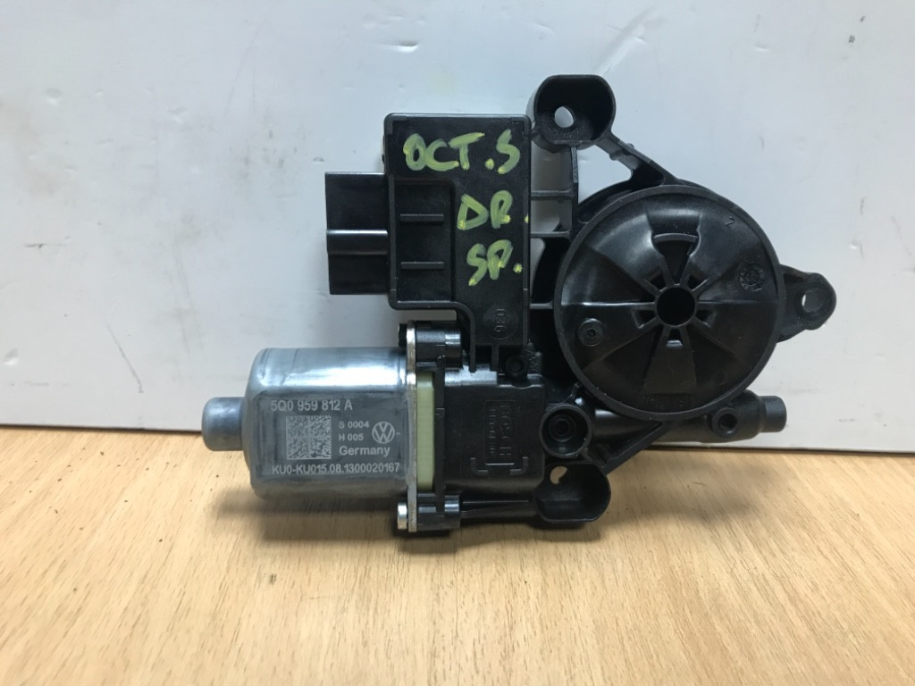 Motoras geam electric dreapta spate skoda octavia 3 cod 5q0959812a