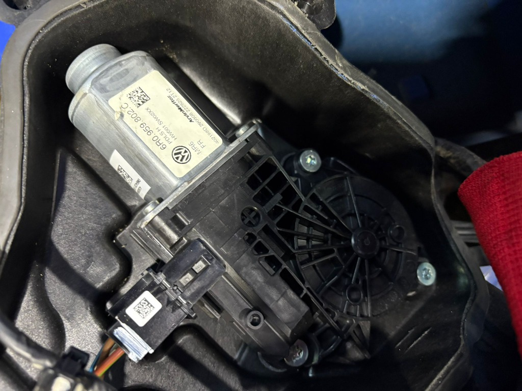 MOTORAS GEAM SEAT IBIZA 2008 2009 2010 2011 2012 COD 6R0 959 801 B / 6R09598802C 2 usi