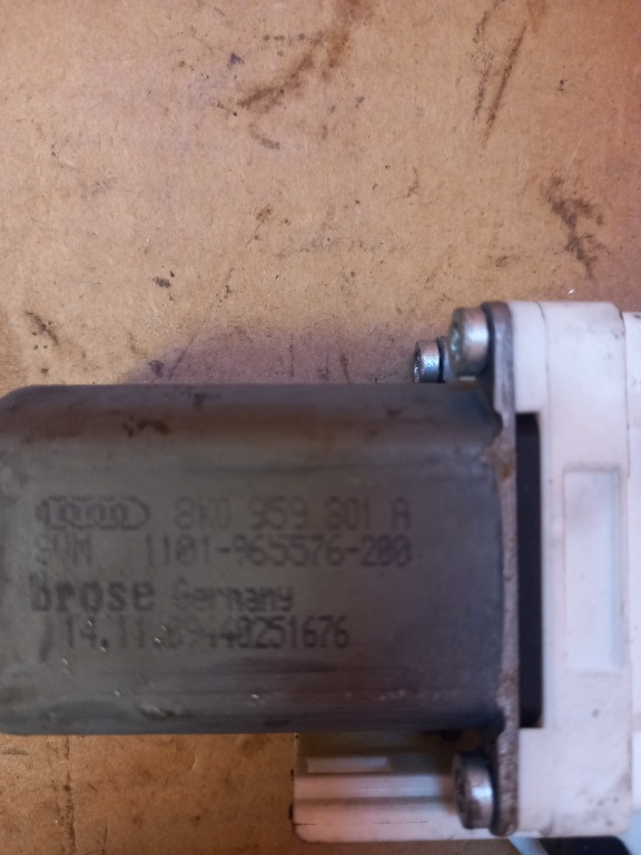 Motoras geam stanga fata Audi A4 cod pro