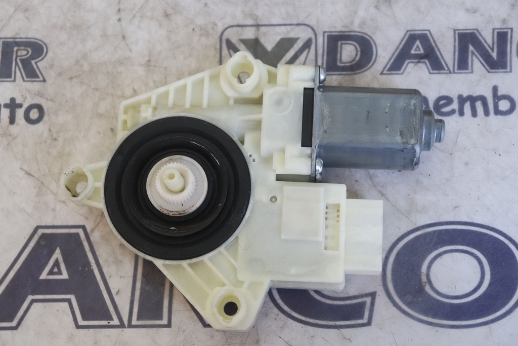 MOTORAS GEAM STANGA SPATE VOLKSWAGEN GOLF 7 AN 2015 5Q4959811A