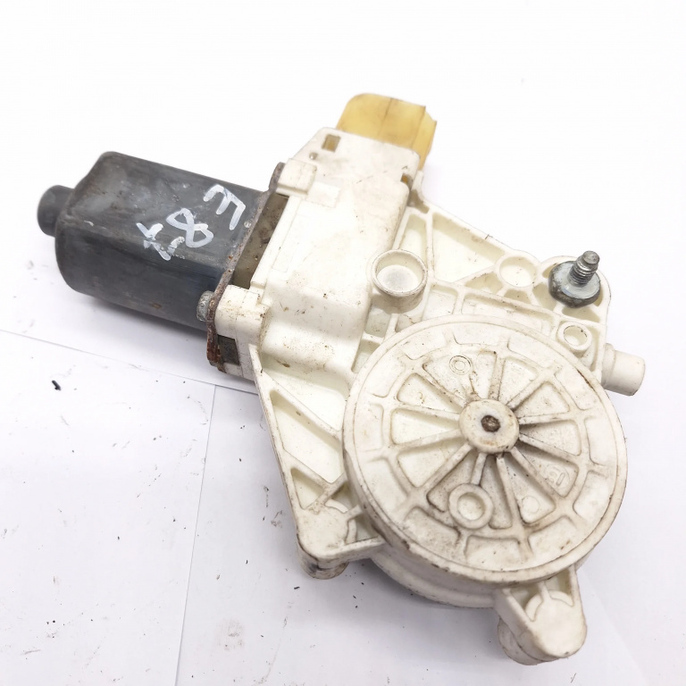 Motoras Macara BMW 1 (E81, E87, E88, E82) 2004 - 2013 6927030, 0130822225, 996621101, 996621-101, 8245040826