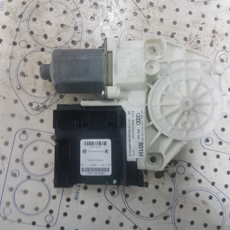 MOTORAS MACARA DREAPTA FATA 8P0959801H Audi A3 8P 2006 Hatchback 1.9 TDI, 77 KW, BLS, E4