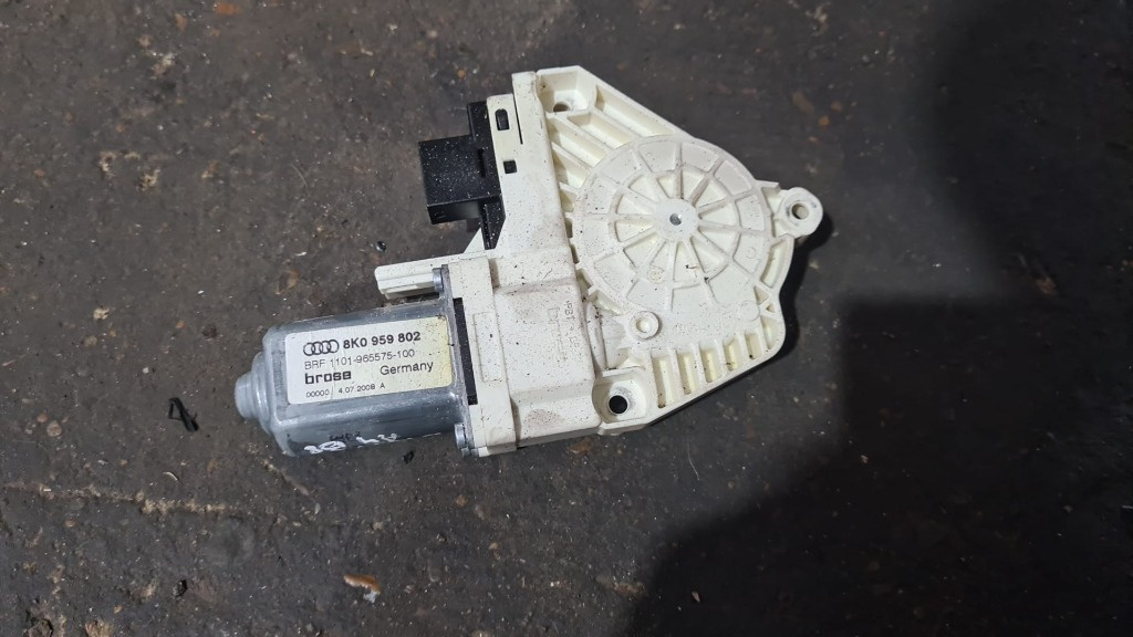 Motoras macara dreapta fata Audi a4 b8 an 2007-2011 cod 8k0959802