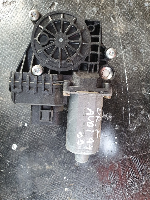Motoras macara dreapta fata Audi A4 cod 0130821786