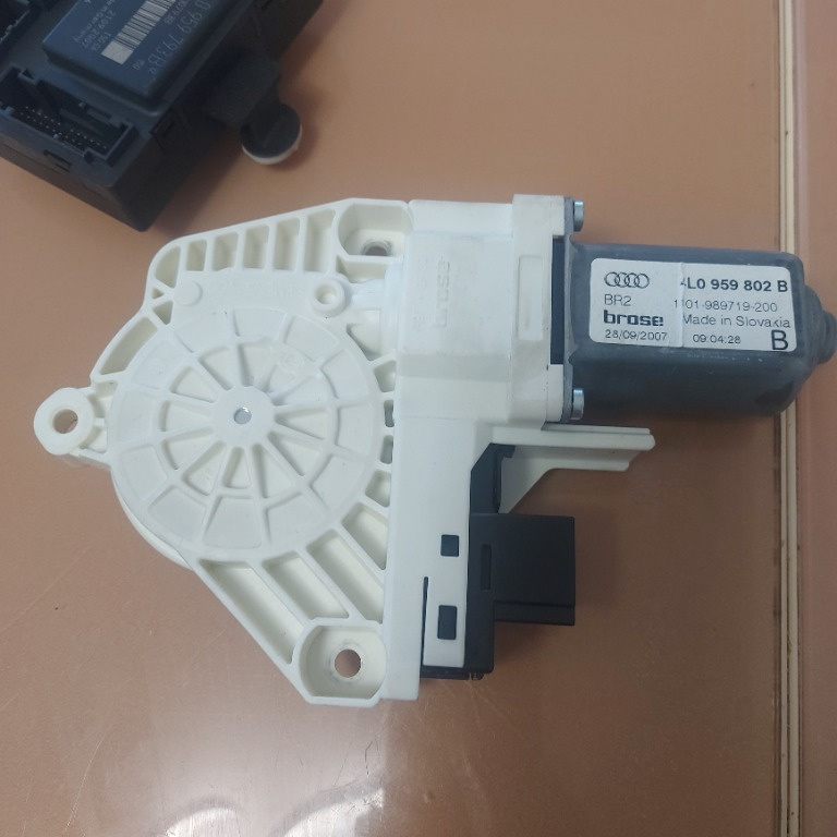MOTORAS MACARA DREAPTA FATA AUDI Q7 - COD produs: 