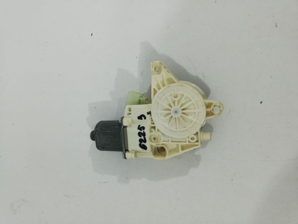 Motoras macara dreapta fata Mercedes E Class W212 / C Class W204 cod A2048200242