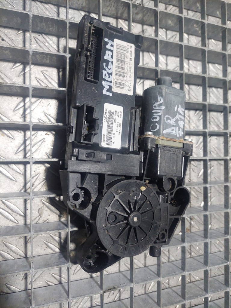 Motoras macara dreapta fata Renault Megane 3 coupe an 2009 cod 807300019R