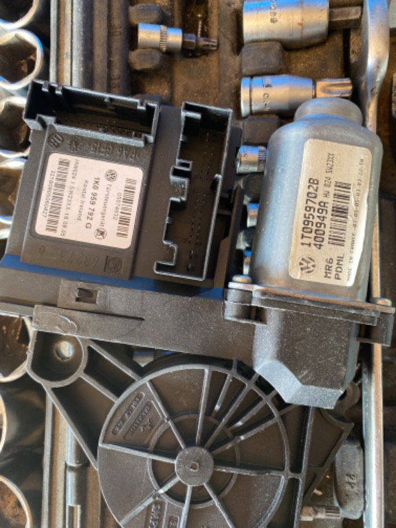Motoras macara dreapta fata VW Touran coduri 1k095