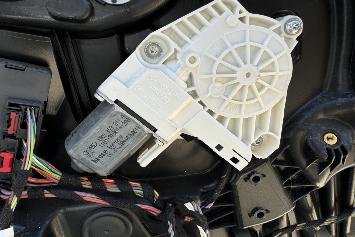 Motoras macara dreapta spate 8k0959811a Skoda Supe