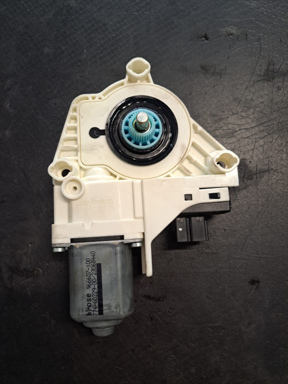 Motoras macara dreapta spate Audi A4 B8 - COD 8k09