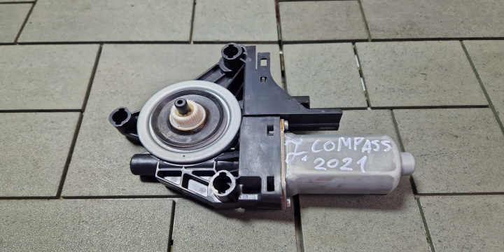 Motoras macara dreapta spate Cod: E82162-100 Jeep Compass 2 [2017 - 2021]