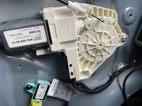 Motoras Macara Electrica pentru Geam Sticla Usa Portiera Stanga Fata Audi A4 B8 2008 - 2015 Cod 8K0959801A [C1863]