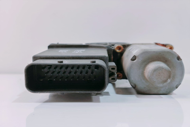 Motoras macara geam dreapta fata 1054153