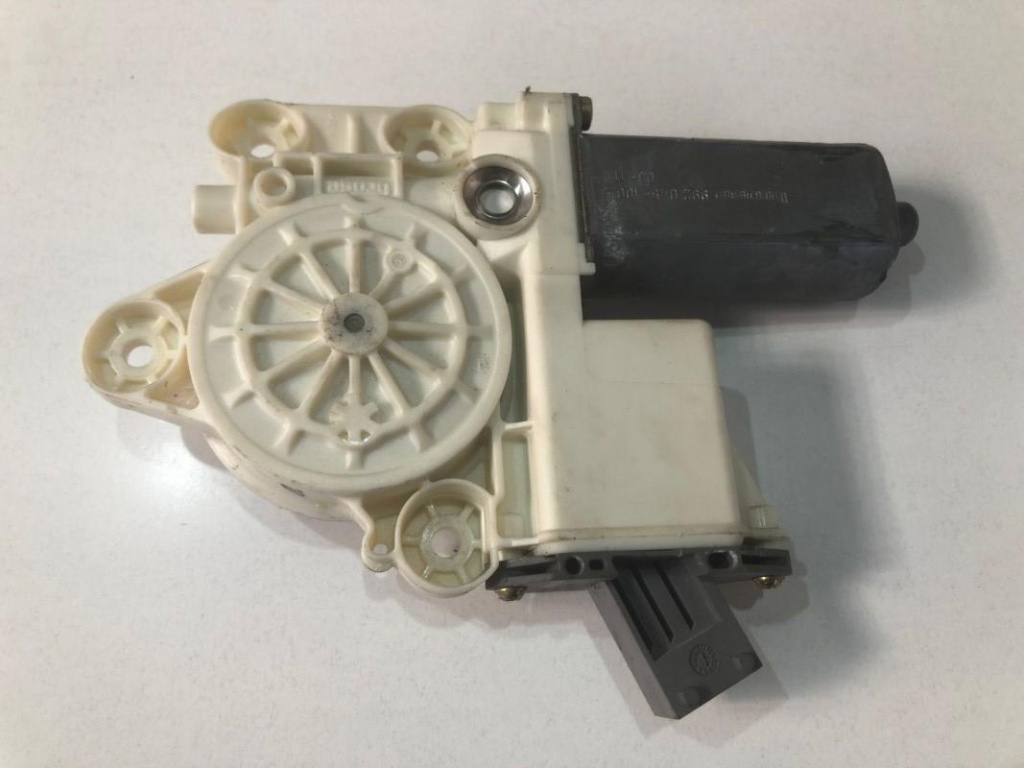 Motoras macara geam dreapta spate 0130822031 Toyot