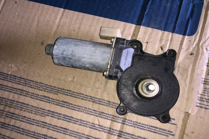 Motoras macara geam fata stanga BMW Seria 3 E46 [f