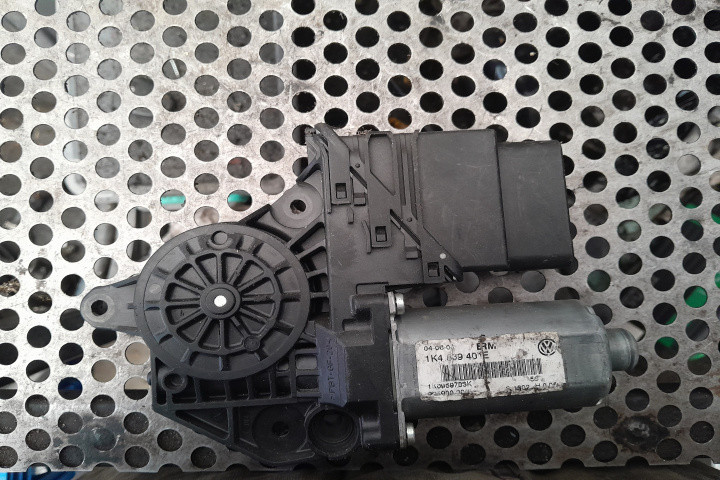 Motoras macara geam spate stanga 0130821431 Volkswagen VW Golf 5 [2003 - 2009] GT hatchback 5-usi 2.0 TDI MT (170 hp)