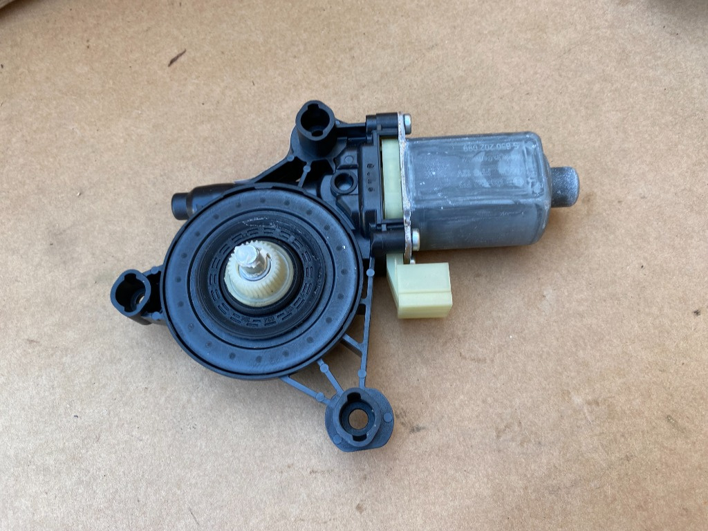 Motoras macara geam stanga fata VW Golf 7 5Q095980