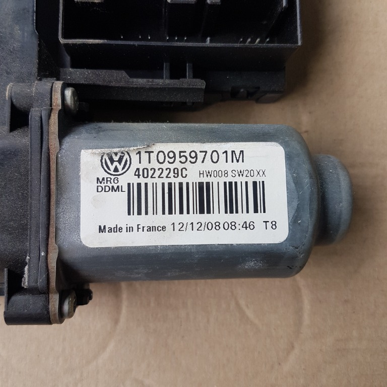 MOTORAS MACARA STANGA FATA 1K0959701M Vo