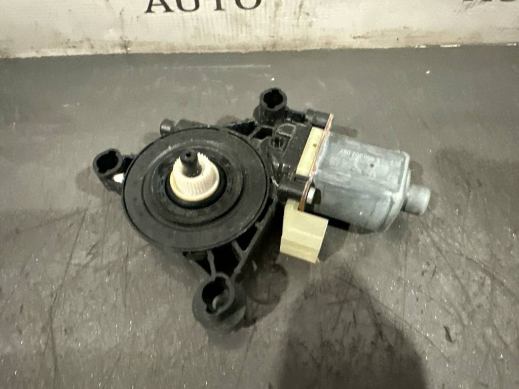 Motoras macara stanga fata 5Q0959801A SK