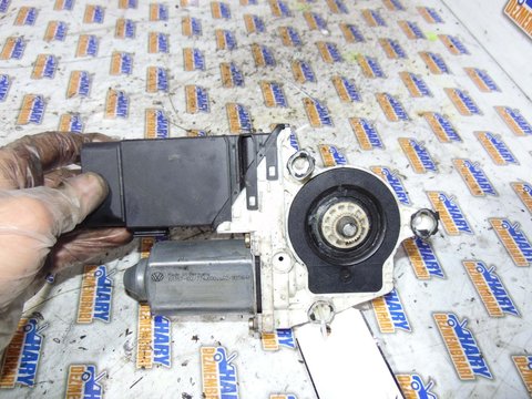 Motoras macara stanga fata avand codul original 1C1959801A, pentru VW Golf IV