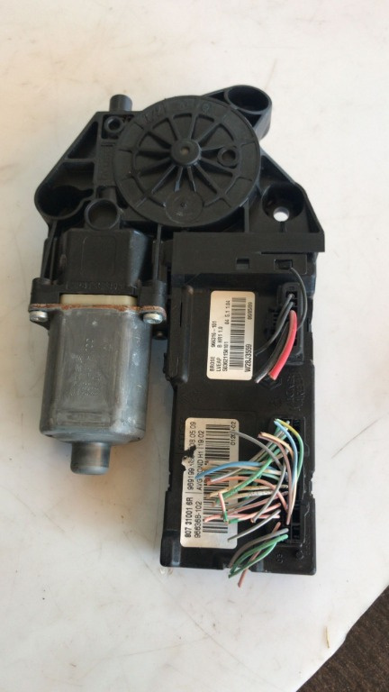Motoras macara stanga fata Renault Megane 3 cod 0130822479