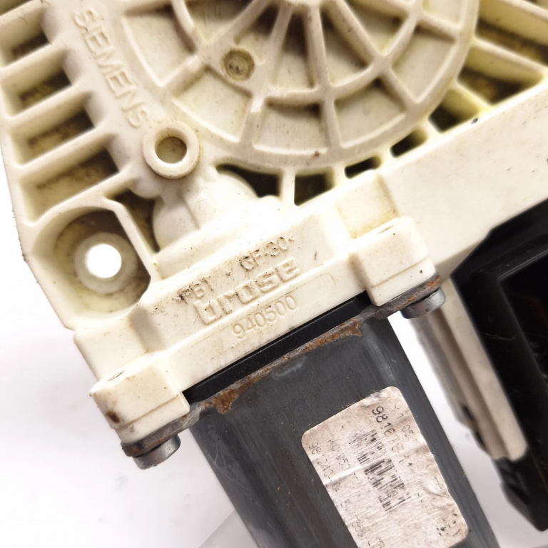 Motoras Macara Stanga,fata VW GOLF 5 200