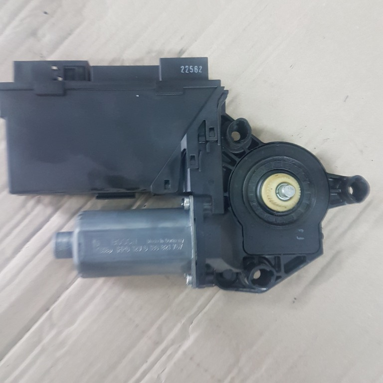 MOTORAS MACARA STANGA SPATE 8E0959801A Audi A4 B7 2005 Break 2.0 TDI, 103 KW, BLB, Euro 4