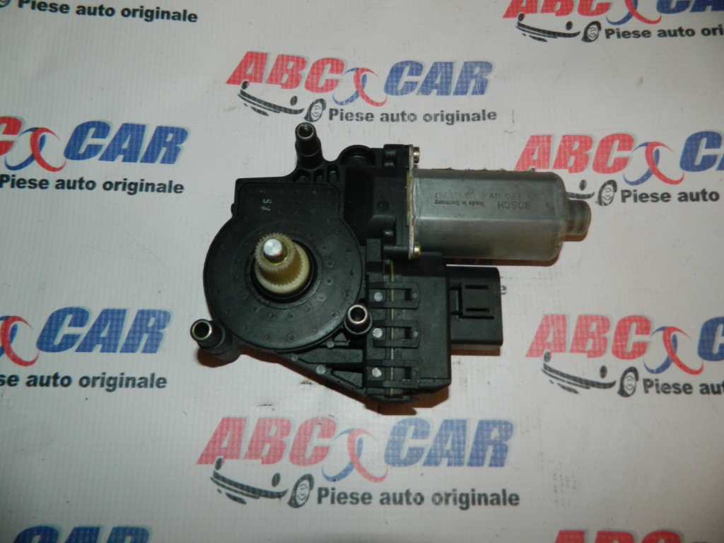 Motoras macara usa stanga fata Audi A4 B5 cod: 0130821784 model 1998