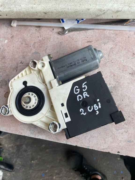 Motoras + modul calculator usa fata Vw G
