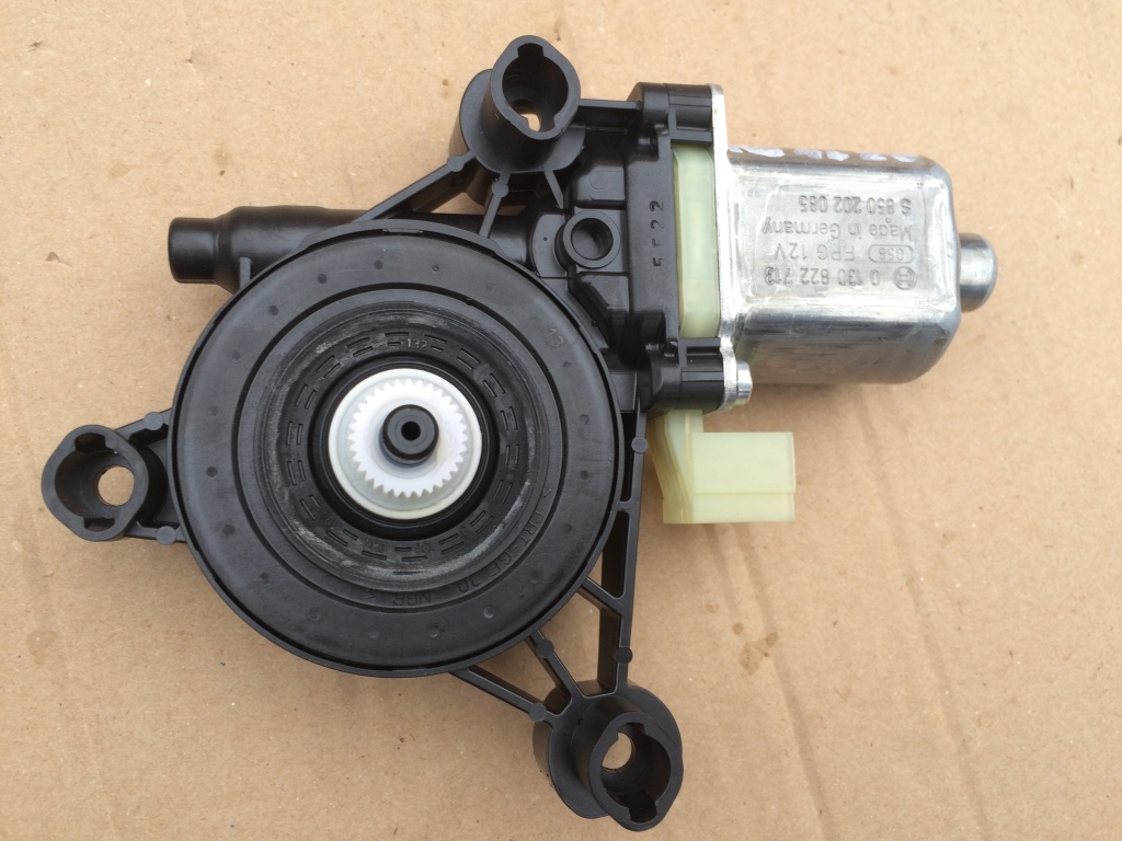 Motoras stanga spate Audi A3 8V E-TRON 5Q0959801 5Q0 959 801
