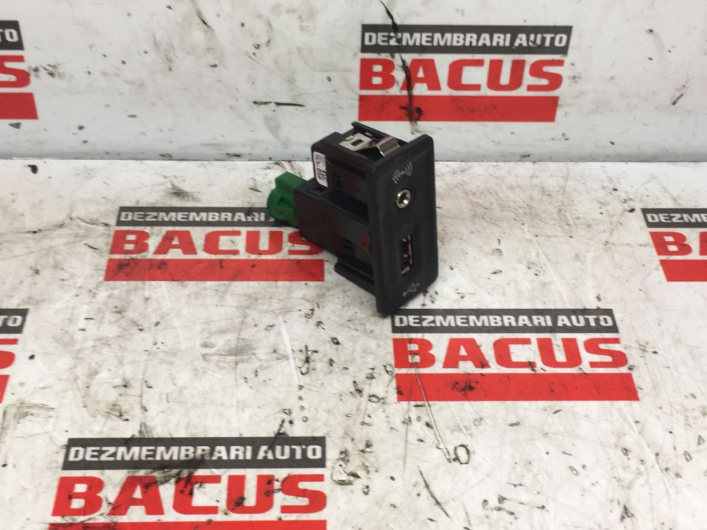 Mufa USB AUX Volkswagen Passat B8: 5Q0035724 [Fabr 2014–2019]