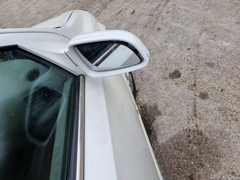 Oglinda dreapta Opel Astra H alb perlat (masina a fost neagra si revopsita)