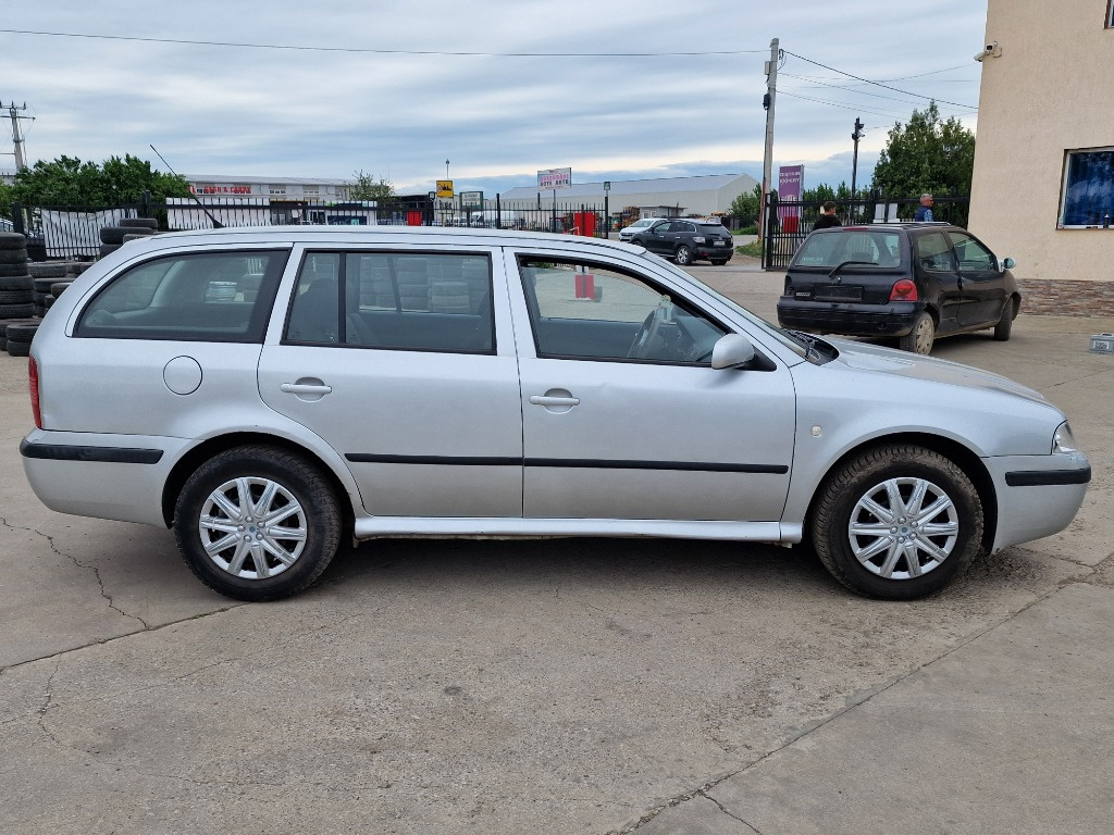 Oglinda dreapta Skoda Octavia 1 Break 2004 1.6 Benzina BFQ 75KW/102CP (motor defect)