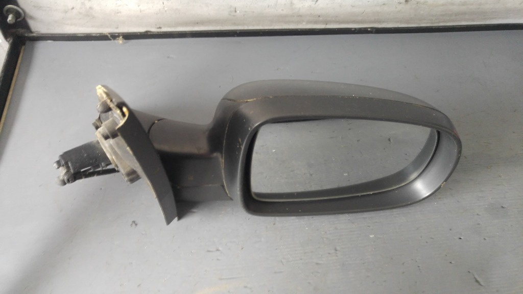 Oglinda manuala dreapta opel corsa c 2 usi e1010676