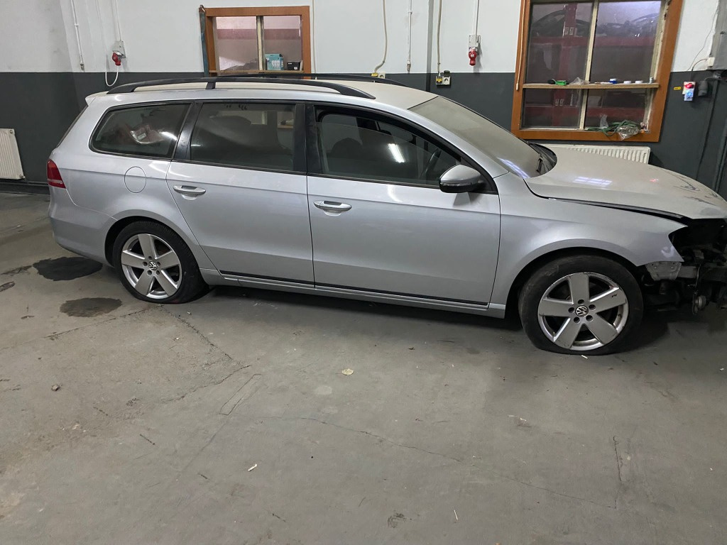Oglinda stanga completa Volkswagen Passat B7 2011 break 1.6 diesel