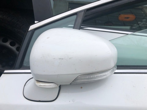 Oglinda stanga Toyota Avensis an 2012