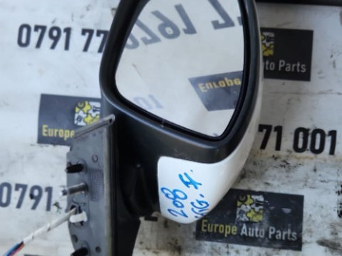 Oglinda usa stanga fata Peugeot 208 1.2 vti cod motor HMZ an 2015