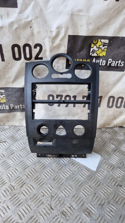 Ornament central bord Renault Megane 2 an fabricatie 2007 cod 8200155825