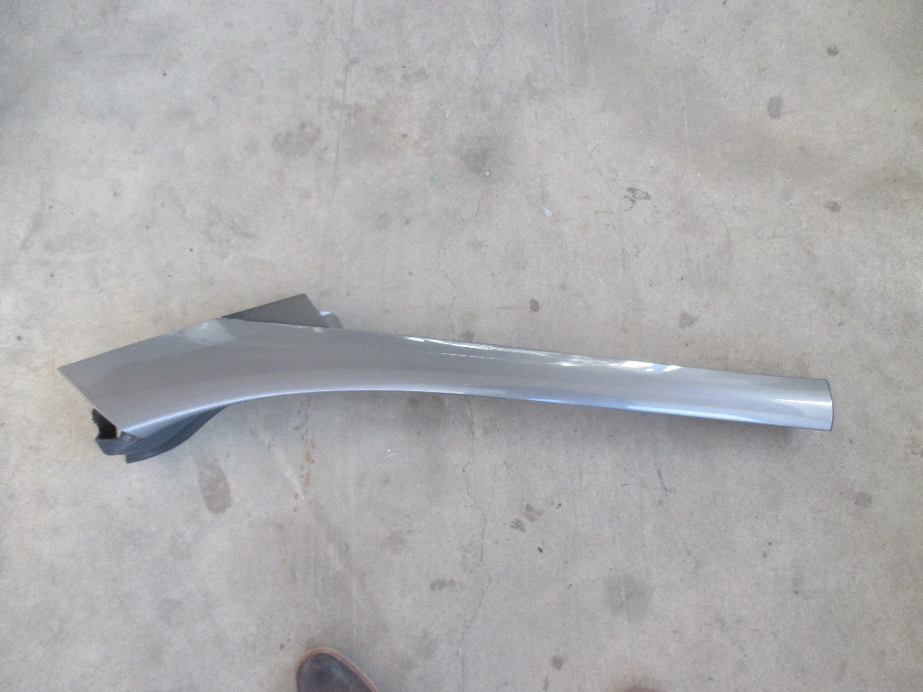 Ornament parbriz lateral dreapta pasager 768349558R Renault Scenic III facelift 2012 2013 2014 2015 2016