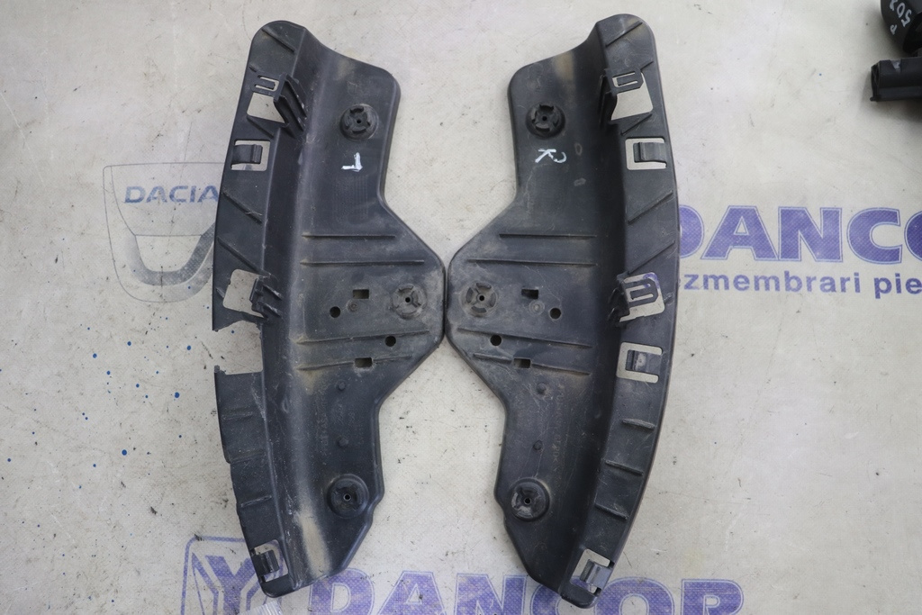 ORNAMENTELE DE SUB FAR STANGA DREAPTA FORD KUGA 2 AN 2015 CEL DIN STANGA ARE O MICA SPARTURA