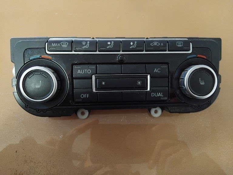 Panou Climatronic VW Golf 6 cu încălzire in scaune Cod 5K0907044BD