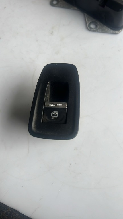 Panou comanda geam fata dreapta Renault Clio V cod 254019868r