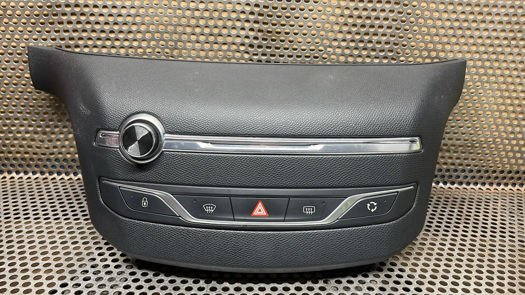 Panou cu butoane și comanda Cd player Peugeot 308 2013-2020 96777660ZD cu defect în spate