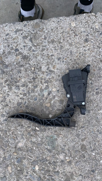 Pedala Acceleratie Audi A6 4F Cod 4F1721523B