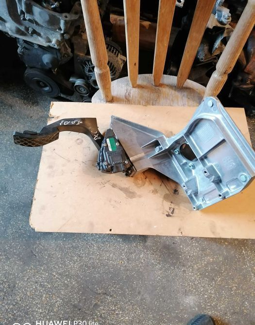 Pedala acceleratie Audi A8 D3 benzina 4.2 an 2003-2009 automat