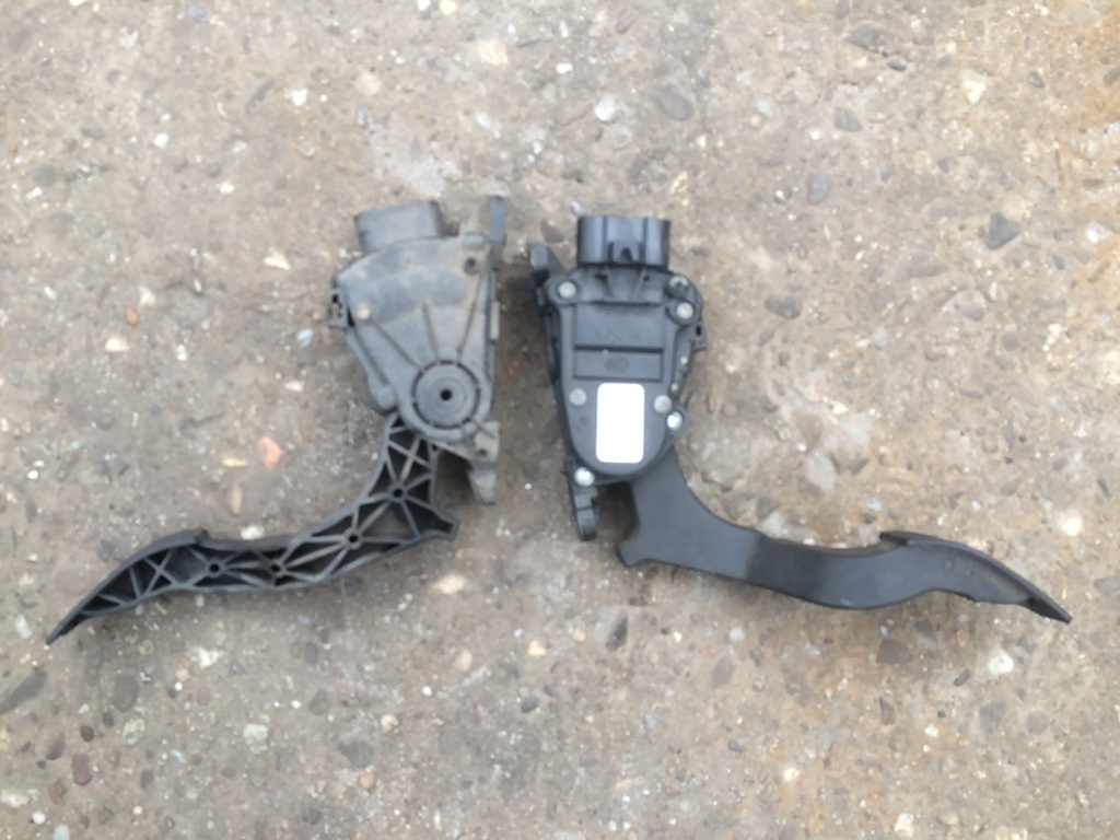 Pedala acceleratie ford fiesta an 2006 mk 5